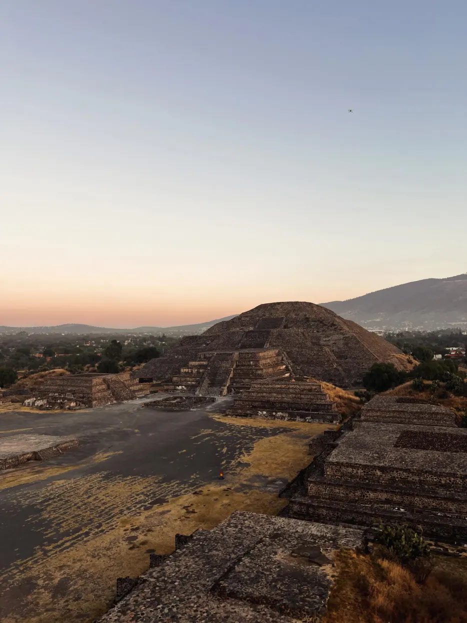 Calzada de los Muertos y Pirámide de la Luna vistas desde el aire con globos aerostáticos