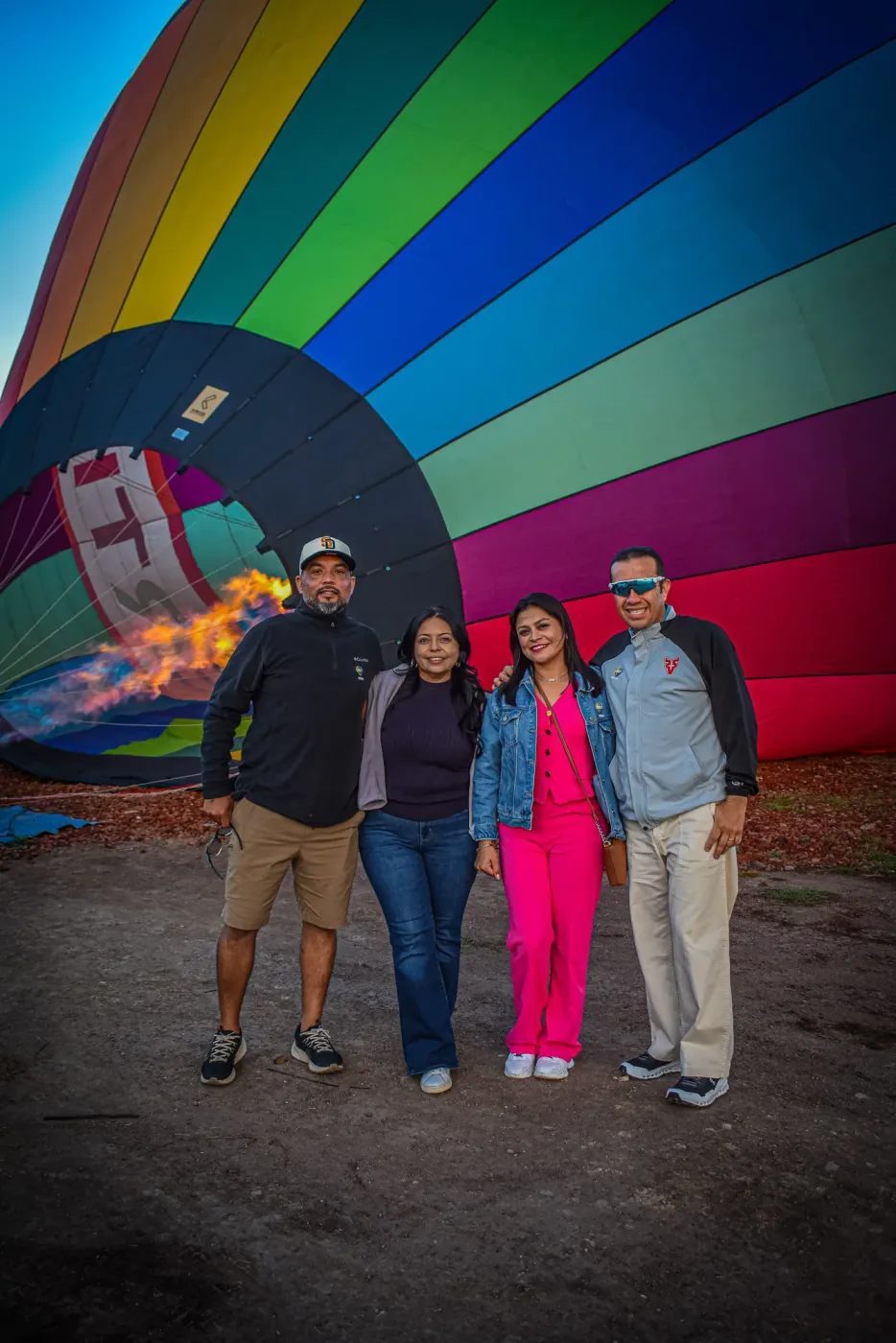 Familia junto al globo arcoíris ya inflado en la zona de despegue del globopuerto de Teotihuacán